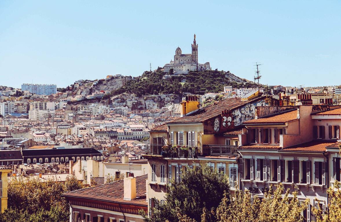 Vue de la basilique Notre-Dame-de-la-Garde sur les hauteurs de Marseille