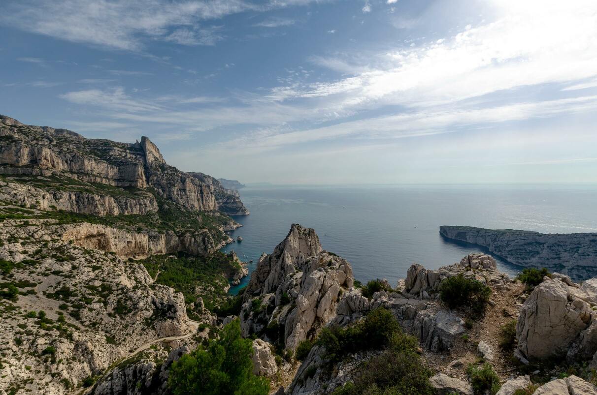 Vue du Parc national des Calanques entre falaises, végétation sauvage et criques