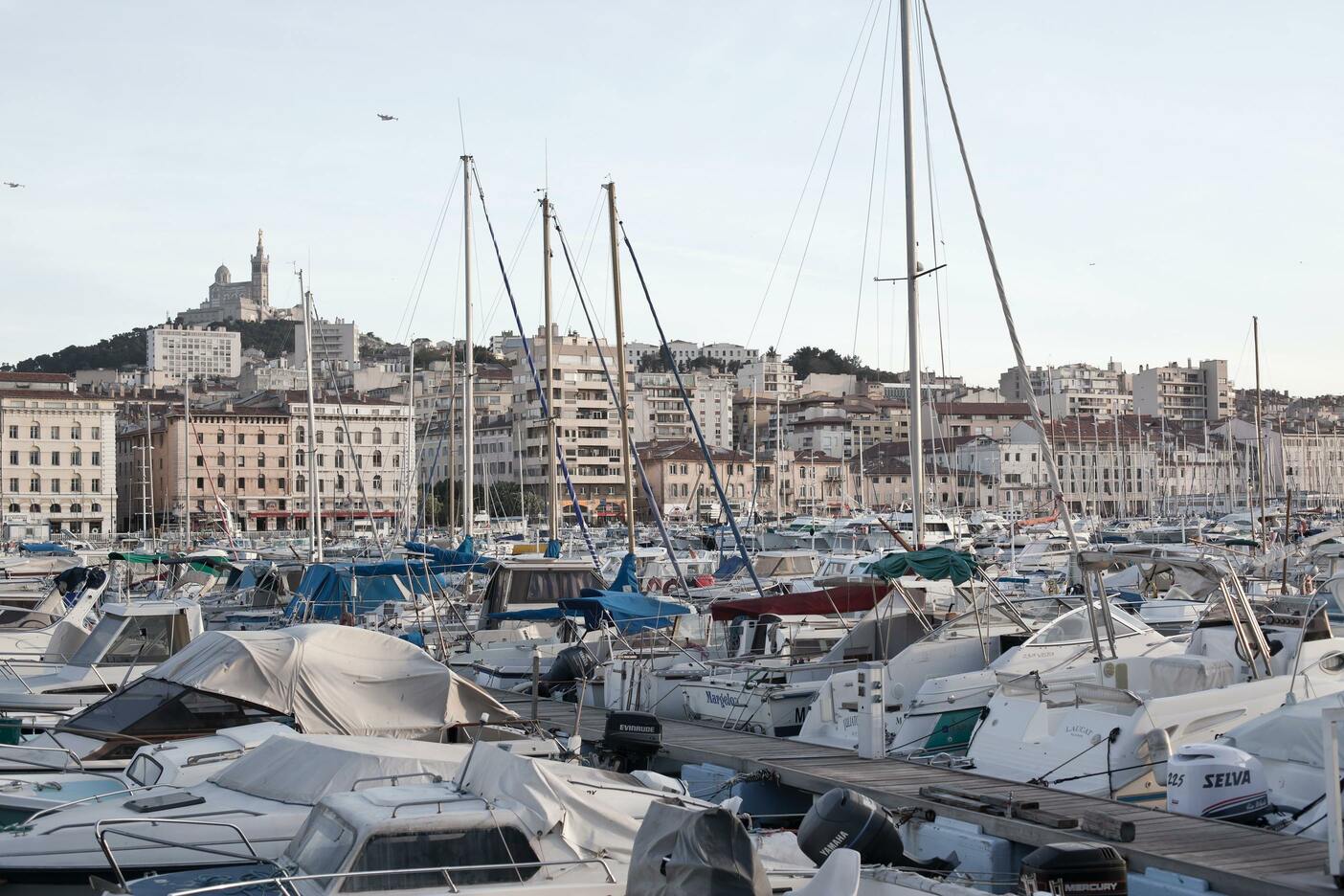 bateaux du Vieux-Port avec vue sur la basilique Notre-Dame-de-la-Garde