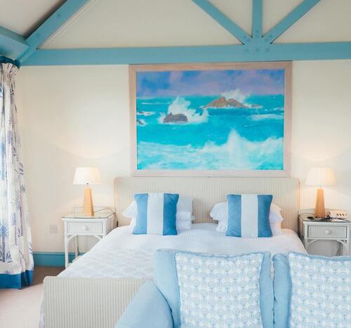 chambre dans les tons bleu et blanc à l'hôtel de la Mer