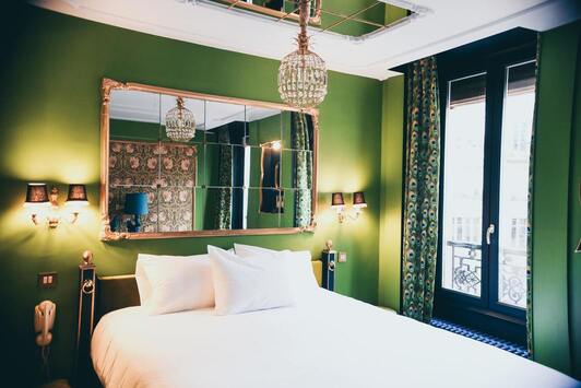 chambre dans les tons verts avec 2 magnifiques miroirs