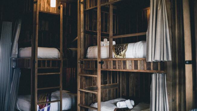 Chambre avec lits superposés et superbe déco boisée à l'Auberge Le Panier